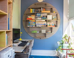 Speelhoek en werkruimte in Vakantiehuisje in Boksum, Friesland, met bordspellen en computer.