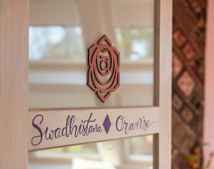 Deur met decoratie in Vakantiehuisje in Boksum, Friesland, met unieke details en warme uitstraling.