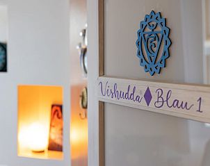 Unieke deurdecoratie in Vakantiehuisje in Boksum, Friesland, met persoonlijke details en warme kleuren.