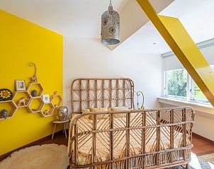 Slaapkamer met geel accent in Vakantiehuisje in Boksum, Friesland, met modern interieur en uitzicht op de tuin.