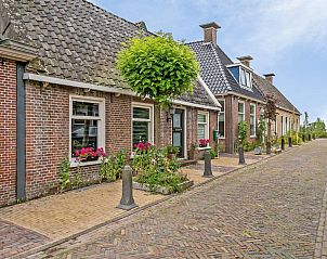 FR478 vakantiehuis in Boksum, Friesland, charmante straat met traditionele huizen op het Friese platteland.
