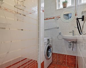 Gezellige slaapkamer in FR478 vakantiehuis Boksum, Friesland, met rustgevende kleuren en inrichting.