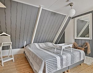 Gezellige zolderkamer in FR478 vakantiehuis Boksum, Friesland, met natuurlijke houten elementen.