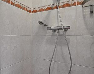 Lichte slaapkamer in FR478 vakantiehuis Boksum, Friesland, met uitzicht op het Friese platteland.