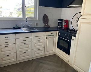 Eetkamer en keuken in FR478 vakantiehuis Boksum, Friesland, open en uitnodigend voor gezinsmaaltijden.