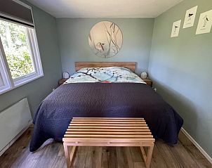 Hauptschlafzimmer mit dekorativer Kunst im Ferienhaus in Noardburgum, Friesland.