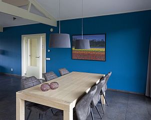 Schlafzimmer im Bungalow Zilvermeeuw Comfort 6, Noardburgum, Friesland mit komfortablem Bett und modernem Badezimmer fr den ultimativen Aufenthalt auf dem Land.