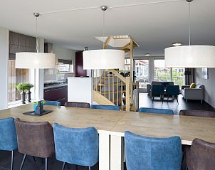 Moderne Einrichtung des Goudplevier Wellness Plus 10 in Noardburgum, Friesland, mit stilvollem Wohnzimmer und Holztreppe.