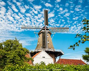 Prachtige molen in de omgeving van Vakantiehuis in Burdaard, gelegen op het Friese platteland van Friesland.