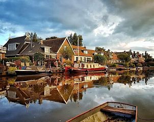 Pittoreske waterkant in de buurt van Vakantiehuis in Burdaard, serene omgeving in Friesland.