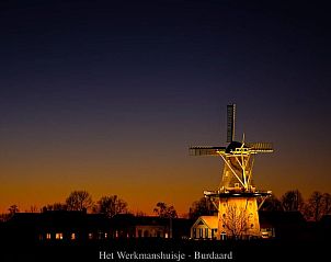 Sfeervolle avond bij de molen nabij Vakantiehuis in Burdaard, prachtige Friese plattelandssfeer.