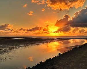 Adembenemende zonsondergang nabij Vakantiehuis in Burdaard, prachtige natuur op het Friese platteland.