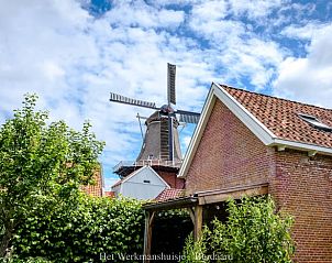 Molenuitzicht vanuit Vakantiehuis in Burdaard, iconisch Friese plattelandssymbool in Friesland.