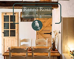 Gemtliches Interieur des Ferienhauses in Modry Kamen, Banska Bystrica, Slowakei, mit rustikalen Holzakzenten.