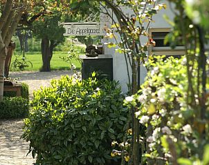 Ingang van De Appelgaard bed and breakfast in Culemborg omgeven door bloeiende planten en natuurlijke schoonheid in het Rivierengebied, Gelderland.