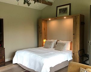 Sfeervolle slaapkamer in Vakantiehuis in Buurmalsen, ideaal voor een ontspannen verblijf in Rivierengebied, Gelderland.