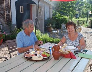 Geniet van een heerlijk ontbijt op het terras van Kunsthof de Heuf, bed and breakfast in Buren, Gelderland, met uitzicht op de tuin.