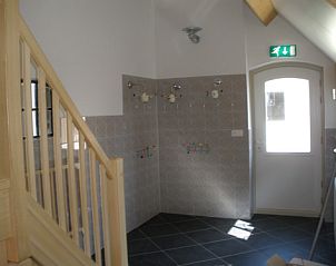 Badkamer met douches in De Bonenkamp vakantiehuis in Echteld, geschikt voor groepen in Gelderland.