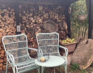 Rustieke herfsttafel bij Huisje in Zoelen, vakantiehuis in Rivierengebied, Gelderland.