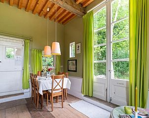 Eetkamer met groene accenten in Vakantiehuis in Deil, Rivierengebied, ideaal voor familiediners.