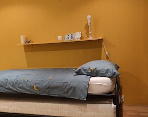 Slaapkamer met eenpersoonsbed in Vakantiehuisje in Ochten, Rivierengebied, Gelderland.