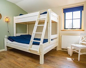 Gezellige slaapkamer met stapelbed in Vakantiehuisje in Beneden-Leeuwen, ideaal voor kinderen.