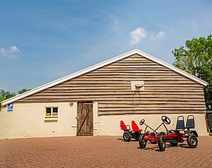 Schuur bij Vakantiehuisje in Beneden-Leeuwen met skelters voor buitenplezier.