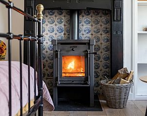 Gezellige open haard in Huisje in Herwijnen, vakantieaccommodatie in Gelderland.