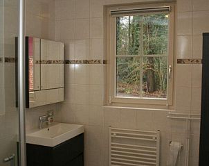 Moderne badkamer in Kom in de Bedstee Winterswijk vakantiehuis, gelegen in Winterswijk, Achterhoek, Gelderland.