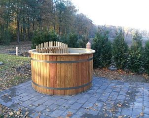 Houten hottub in de tuin van Kom in de Bedstee Winterswijk, vakantiehuis in Winterswijk, Achterhoek, Gelderland.