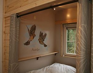 Slaapkamer met vogelschildering in Kom in de Bedstee Winterswijk, vakantiehuis in Winterswijk, Achterhoek, Gelderland.