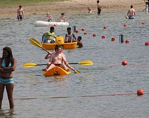 Recreatieplas met kajakkers nabij 't Zwaontje vakantiehuis in Winterswijk, ideaal voor watersport in de Achterhoek.