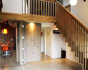 Houten trap en open ruimte in Dwarshuus vakantiehuis Halle, Gelderland.