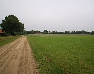Zandpad door groene velden bij Sturrishuus appartement in Varsseveld, Achterhoek, Gelderland.