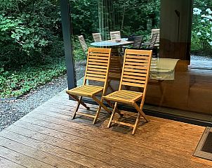 Houten terras bij Vakantiehuis in Eefde, met zitgelegenheid in de natuur van Gelderland.