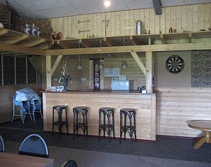 Gezellige bar in de BIJZONDERE EN UNIEKE GROEPSACCOMMODATIE IN DE ACHT, ideaal voor groepsactiviteiten in Aalten, Gelderland.