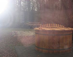 Geniet van de unieke hot tub ervaring bij BIJZONDERE EN UNIEKE GROEPSACCOMMODATIE IN DE ACHT in de serene Achterhoek.