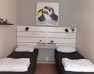 Slaapkamer in 't Meyboske vakantiehuis te Silvolde, Achterhoek, met comfortabele bedden en stijlvolle decoratie.