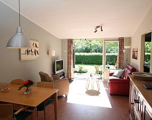 Ruime eet- en woonkamer in 't Meyboske vakantiehuis, Silvolde, Achterhoek, met veel natuurlijk licht en tuinzicht.