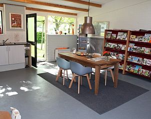 Gezellige gemeenschappelijke ruimte in 't Meyboske vakantiehuis, Silvolde, Achterhoek, met leeshoek en keuken.