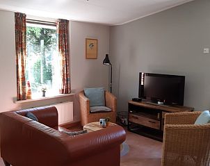 Gezellige woonkamer van Meyboske 2 vakantiehuis in Silvolde, Achterhoek met comfortabele zithoek en televisie.