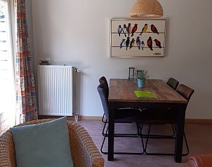 Eethoek in Meyboske 2 vakantiehuis, Silvolde, Achterhoek met stijlvolle inrichting en kunst aan de muur.