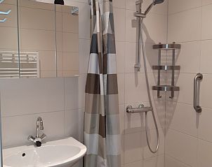 Douche en wastafel in de badkamer van Meyboske 2 vakantiehuis in Silvolde, Achterhoek.