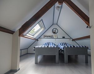 Sfeervolle slaapkamer met dakraam in vakantieboerderijtje-achterhoek-twente, Geesteren, ideaal voor een ontspannen verblijf in de Achterhoek.