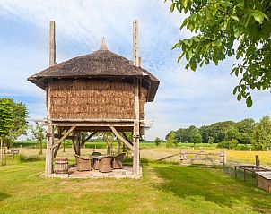 Hooiberg en zitgedeelte bij vakantieboerderijtje-achterhoek-twente, Geesteren, omgeven door natuur, perfect voor buitenactiviteiten.