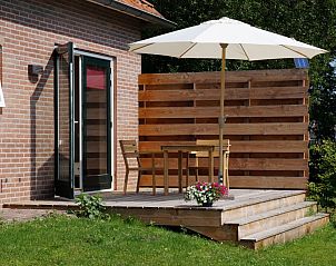 Zonnig terras met parasol bij Vakantiehuis Het Hof in Lichtenvoorde, ideaal voor ontspanning.