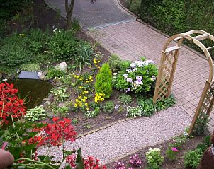 Bloemrijke tuin en vijver bij vakantiewoning in Beek-Montferland, Montferland, Gelderland.