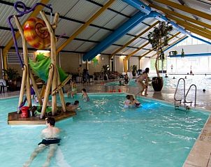 Overdekt zwembad bij Het Veluwse Vijverhuis in Beekbergen, vakantiehuis op de Veluwe, Gelderland, ideaal voor kinderen.