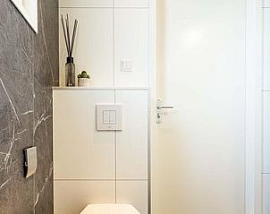 Moderne toiletruimte in Boslodge Silva, vakantiehuis in Ede, Veluwe, met strakke afwerking en eigentijds design.