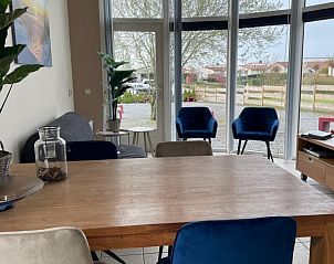 Binnenruimte van Aledo Veluwe aan Zee Strand Horst, Ermelo, Gelderland. Gezellige zithoek met uitzicht op de omgeving.